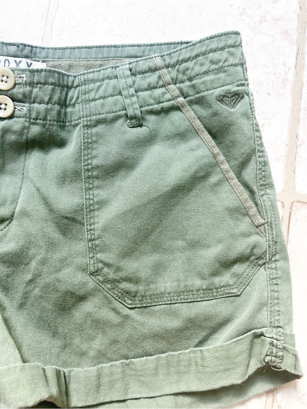 Roxy Army Green Roll-Cuff Utility Shorts Lightweight Size 30 - Picture 4 of 6
